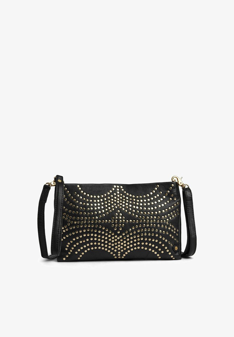 Černé kožené psaníčko s odnímatelným páskem, zdobené vzorem zlatých cvočků uspořádaných do vln a diamantových tvarů na přední straně.