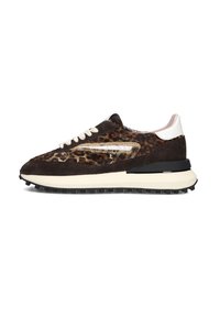 Sneaker in suede marrone con motivo leopardato, dettaglio bianco sul tallone e suola in gomma nera spessa.
