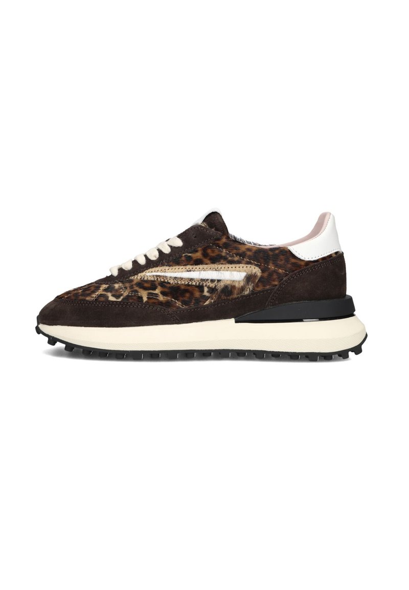 Sneaker in suede marrone con motivo leopardato, dettaglio bianco sul tallone e suola in gomma nera spessa.