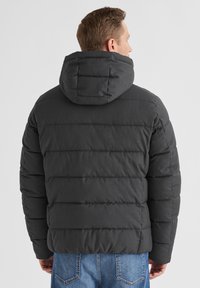Padded schwarze Jacke mit Kapuze, mit horizontalen gesteppten Linien und einer glatten Textur. Die Rückseite zeigt ein sauberes, minimalistisches Design.