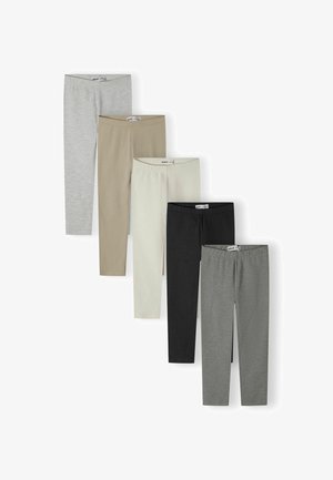 Vijf paar opgevouwen leggings in lichtgrijs, beige, gebroken wit, zwart en donkergrijs, diagonaal gerangschikt op een witte achtergrond.