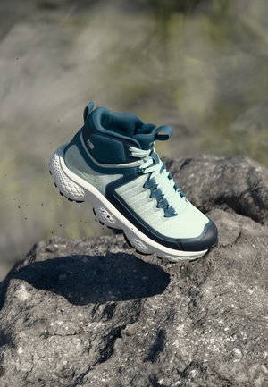 Chaussure de randonnée en bleu clair avec tige en mesh, collier rembourré et semelle en caoutchouc texturée. Les caractéristiques sont conçues pour une traction et un soutien en extérieur.