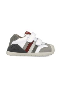 Zapatillas deportivas para niños con cuero blanco, acentos de ante gris, rayas rojas y grises, doble tira de Velcro y suela de goma texturizada.