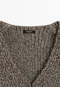 Gruby brązowo-biały sweter z poziomym splotem, z dekoltem w serek i czarną metką "Massimo Dutti Made in Spain" wszytą wewnątrz kołnierza.