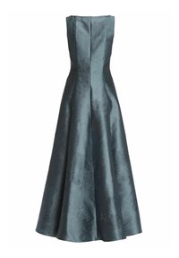 Robe de soirée longue au sol sans bretelles en tissu bleu texturé avec des motifs floraux subtils et un corsage ajusté s'évasant en une jupe ample.