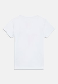 Īsā piedurkne balts kokvilnas T-krekls ar apaļu kaklu; gluda tekstūra un viendabīga krāsa; uz muguras nav redzamu logotipu vai rakstu.