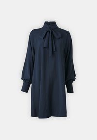 Meriininsininen mekko korkealla kaula-aukolla ja rusetilla. Ominaisuuksiin kuuluvat pitkät, puffimaiset hihat, joissa on kerättyinä hihansuut, sekä rento istuvuus. Tasainen kangas.