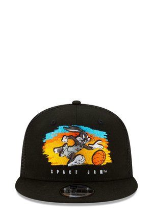 Schwarze Snapback-Mütze mit einem gestickten Design eines Cartoon-Hasen, der Basketball spielt, vor einem bunten Hintergrund.