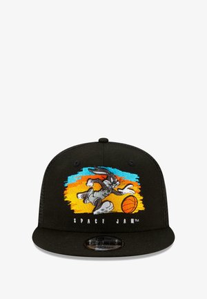 Schwarze Snapback-Mütze mit einem gestickten Design eines Cartoon-Hasen, der Basketball spielt, vor einem bunten Hintergrund.