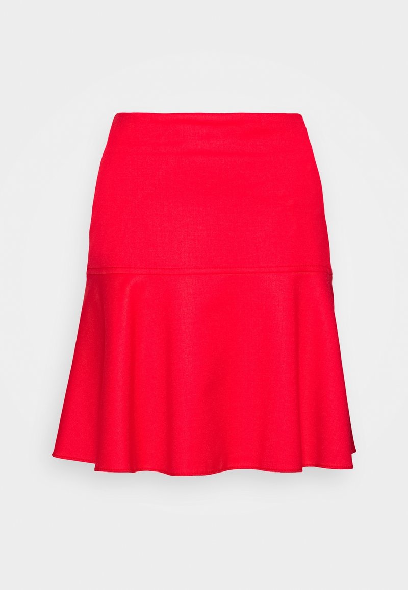 Jupe rouge vif longueur genou avec un ourlet évasé et une taille ajustée, affichée sur un fond gris clair uni.