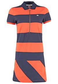 Robe polo à manches courtes avec rayures horizontales bleu marine et orange, zip à l'avant, col, et logo Lacoste sur la poitrine.