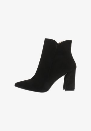 Schwarzer Wildleder-Stiefelette mit spitzer Zehenpartie und dicker Blockabsatz, seitlichem Reißverschluss und glatt-minimalistischem Design.