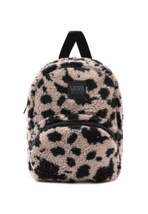 Mały pluszowy plecak z czarno-beżowym wzorem leopardim, przednią kieszenią na zamek i czarną naszywką z logo Vans na górze przodu.