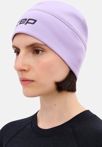 Hellviolette Mütze aus strukturiertem Stoff mit einem schwarzen Logo auf der Vorderseite. Eng anliegendes Design mit Nahtdetails.