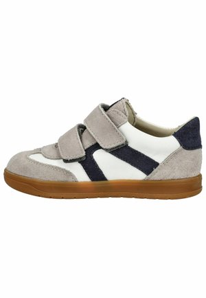 Zapatilla deportiva casual para niño con correas de ante gris, paneles blancos y azul marino, y suela de goma marrón, asegurada con dos cierres de velcro.