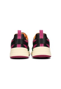 Zapatillas de cuero negras con acentos rosas, detalles en verde y naranja, y correas traseras texturizadas. Suela de color crema con patrón de suela rosa.