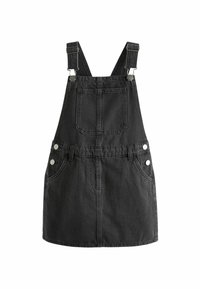 Schwarzes Denim-Latzkleid mit verstellbaren Trägern, Fronttasche, zwei Seitentaschen und silbernen Knöpfen an der Taille. Glatte Textur.