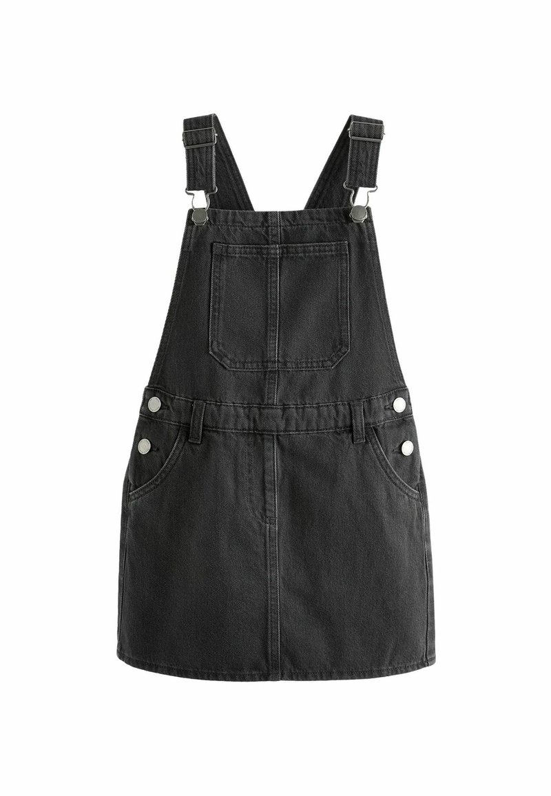 Schwarzes Denim-Latzkleid mit verstellbaren Trägern, Fronttasche, zwei Seitentaschen und silbernen Knöpfen an der Taille. Glatte Textur.