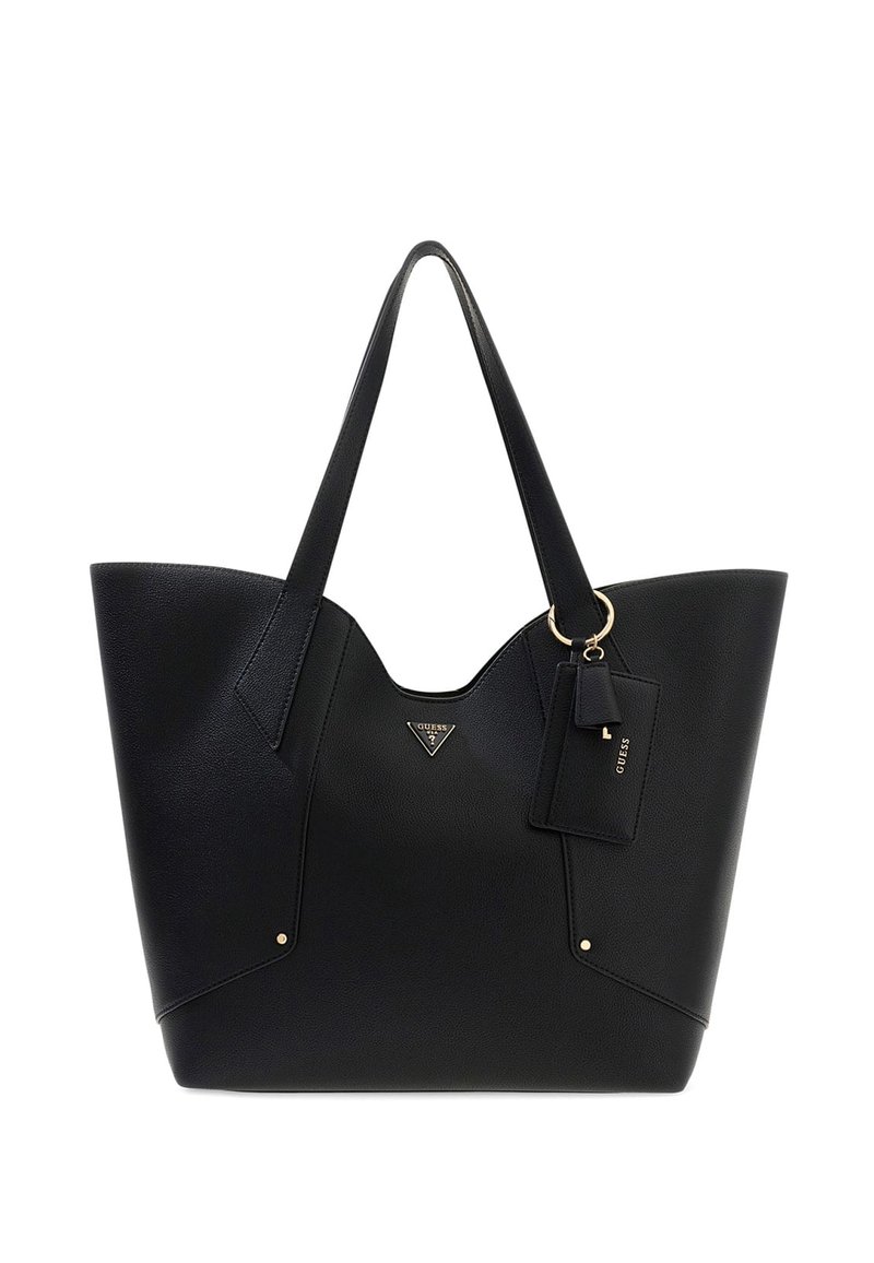 Sac fourre-tout en cuir noir avec deux poignées, un petit logo triangulaire Guess au centre et une étiquette de marque attachée par un anneau doré.