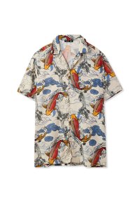 Camicia a maniche corte con motivo di pesci koi in rosso, arancione e blu su sfondo crema; tessuto leggero con vestibilità rilassata.