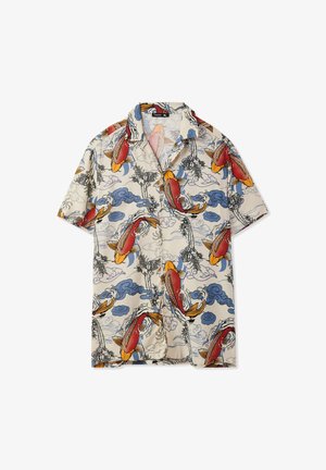 Camicia a maniche corte con motivo di pesci koi in rosso, arancione e blu su sfondo crema; tessuto leggero con vestibilità rilassata.