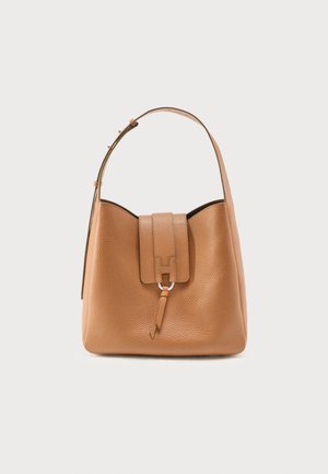 Geantă de umăr din piele maro deschis cu finisaj texturat, având un capac cu un inel metalic și o singură curea reglabilă.