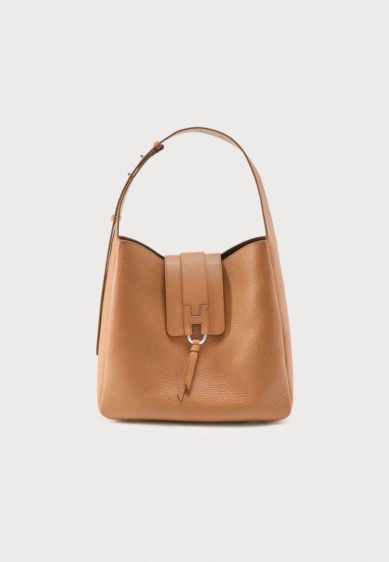 Τσαντάκι ώμου από δέρμα ταμπά με υφή, που διαθέτει καπάκι με μεταλλικό δαχτυλίδι και μία ρυθμιζόμενη λουρίδα.