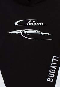 Felpa nera con cappuccio caratterizzata da un design stampato bianco di una silhouette di auto con il testo "Chiron" sopra e "BUGATTI" ricamato lungo la manica.