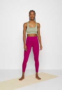 Athleta AURORA SCOOP BRA A-C - Sutiã desportivo de suporte ligeiro - eucalyptus olive