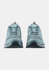 Zapatos de senderismo resistentes al agua en tonos verde azulado y gris, con tejido texturizado, cierre con cordones, puntera reforzada y una suela de goma duradera.