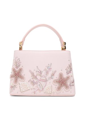 Růžová kabelka s horním uchycením, ozdobená perlovými a krystalovými dekoracemi ve tvaru hvězdic a korálů.