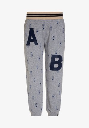 Pantalones de chándal grises con una cinturilla a rayas en color marino, con grandes aplicaciones de letras "A" y "B" en el frente y una textura estampada en toda su superficie.