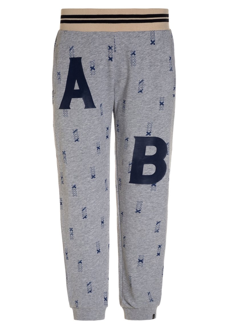 Pantalones de chándal grises con una cinturilla a rayas en color marino, con grandes aplicaciones de letras "A" y "B" en el frente y una textura estampada en toda su superficie.