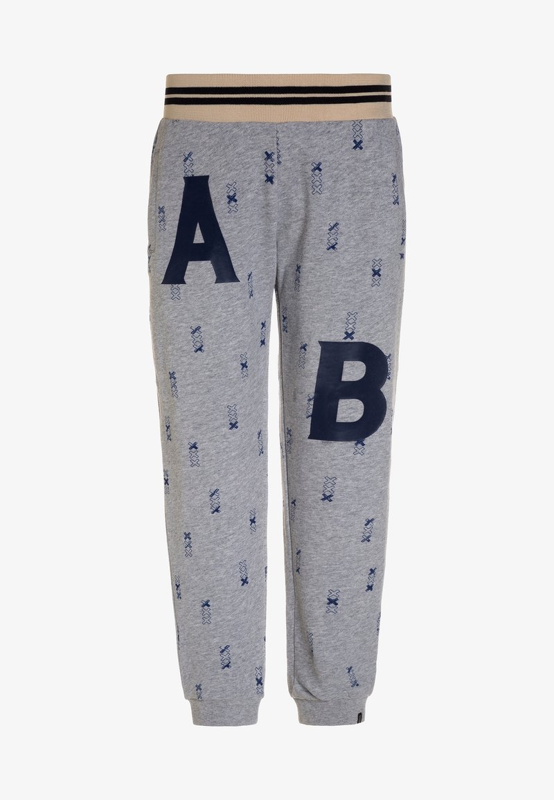 Pantalones de chándal grises con una cinturilla a rayas en color marino, con grandes aplicaciones de letras "A" y "B" en el frente y una textura estampada en toda su superficie.