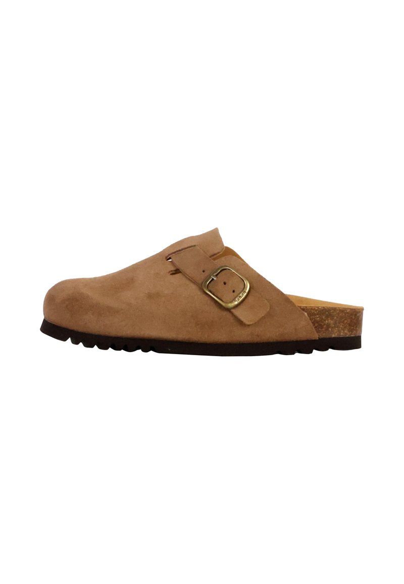 Sabots en suede beige avec une forme courbée, dotés d'une boucle décorative sur le côté et d'une semelle en liège texturée, idéals pour un usage décontracté.