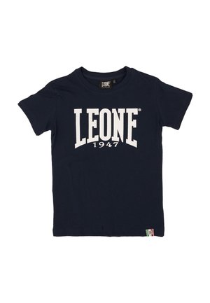 T-shirt bleu marine à manches courtes avec une grande inscription blanche « LEONE 1947 » sur le devant.