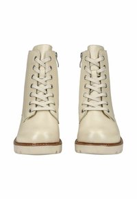 Bottes ankle en cuir crème avec une finition lisse, bout rond, laçage à l'avant et fermetures éclair sur les côtés ; semelle en caoutchouc avec un motif de tread minimal.