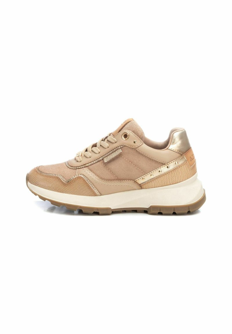 Scarpe sportive beige con tessuto in suede e mesh, accenti metallici, punta rotonda, suola piatta e pannelli testurizzati a contrasto.
