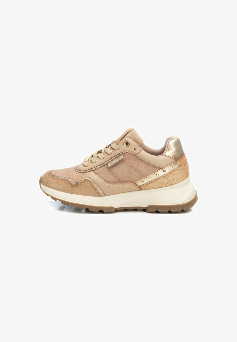 Scarpe sportive beige con tessuto in suede e mesh, accenti metallici, punta rotonda, suola piatta e pannelli testurizzati a contrasto.