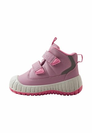Sneaker alta rosa per bambini con due strap in velcro, suola bianca texturizzata e linguette su lingua e tallone.