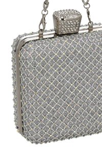 Borsa clutch grigia scintillante con superficie a motivo rombi, dettagli metallici e chiusura decorata con strass. Dotata di tracolla a catena.