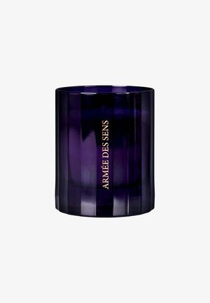 Photophore en verre facetté violet foncé avec un texte vertical doré "ARMÉE DES SENS" centré sur le côté, sur fond blanc.