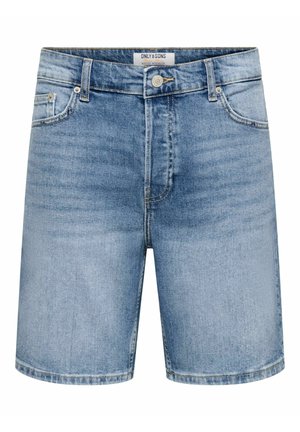 Shorts en denim bleu clair avec poches avant, passants pour ceinture, fermeture par bouton et étiquette de marque à la ceinture.