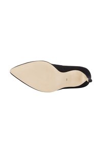 Pantofii negri din suede cu vârful ascuțit au o talpă netedă bej. Prezintă un design minimalist și o bucată mică pentru a fi scoși cu ușurință în călcâi. Mărimea 38 este vizibilă.