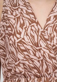 Cloud 5ive WICKELOPTIK  - Robe longue - brown