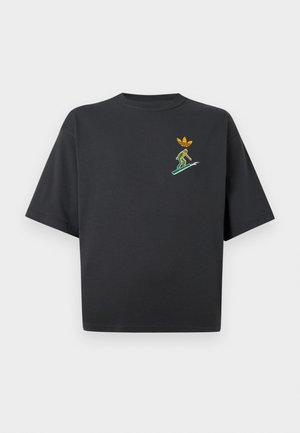 Μαύρο κοντομάνικο t-shirt με μικρό γραφικό ενός χιονοδρόμου σε πράσινο και κίτρινο κάτω από πορτοκαλί λογότυπο τριφύλλι στο αριστερό στήθος.