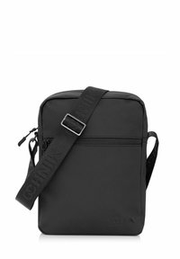 Czarna torba na ramię wykonana z wytrzymałego materiału, z główną komorą zapinaną na zamek, regulowanym paskiem oraz przednią kieszenią na zamek.