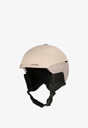 Kask narciarski w matowym beżowym wykończeniu, z eleganckim, zaokrąglonym kształtem, czarnymi nausznikami wyściełanymi polarem oraz regulowanymi paskami zapewniającymi pewne dopasowanie.