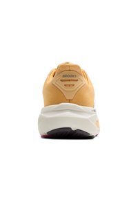 Chaussure de course Brooks avec une tige en textile jaune, une intermédiaire blanche et une semelle extérieure noire avec un accent rose. Design de talon remarquable et branding.