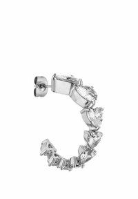 Silberne Creolenohrringe mit abwechselnd herzförmigen und rechteckigen klaren Strasssteinen, mit einer glatten metallischen Oberfläche und sicherem Steckverschluss.